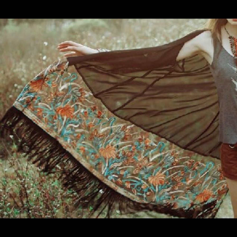 Beautiful Embroidered Tassel Kimono - Picture 8 of 8